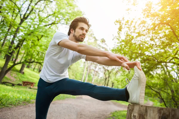 Jeune Homme Fait Exercice Étire Jambe — Photo