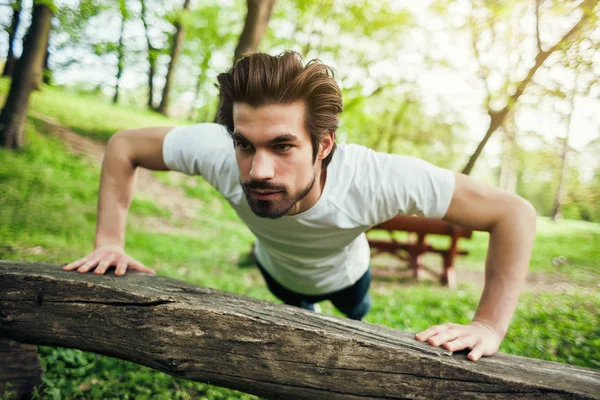 Ung Man Utövar Han Gör Armhävningar — Stockfoto