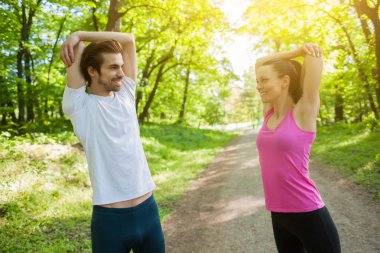 Çift parkta egzersiz olduğunu. Onlar organları germe.