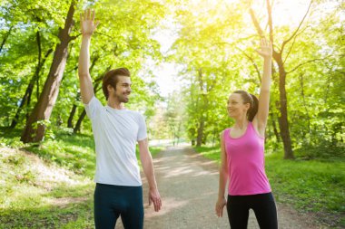 Çift parkta egzersiz olduğunu. Onlar organları germe.