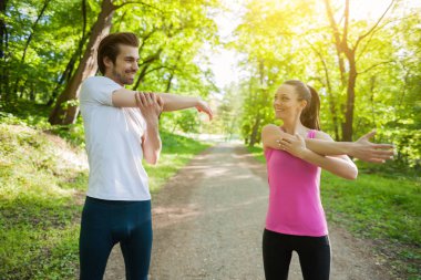 Çift parkta egzersiz olduğunu. Onlar organları germe.