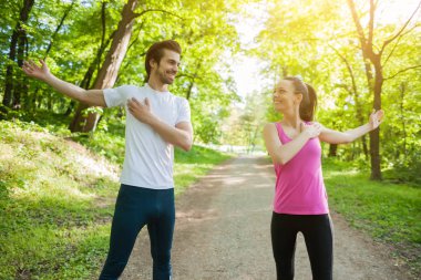 Çift parkta egzersiz olduğunu. Onlar organları germe.