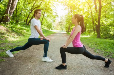 Çift parkta egzersiz olduğunu. Onlar organları germe.
