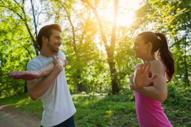Çift parkta egzersiz olduğunu. Onlar organları germe.