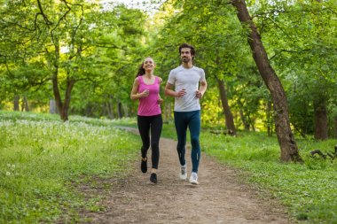 Genç çift Park'ta jogging. 