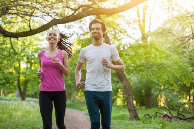 Genç çift Park'ta jogging. 