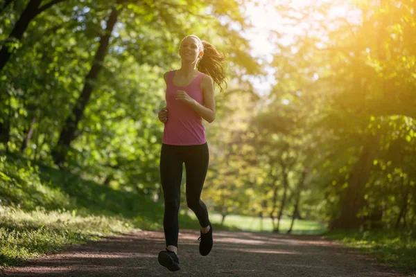 Mujer Joven Está Corriendo Parque —  Fotos de Stock