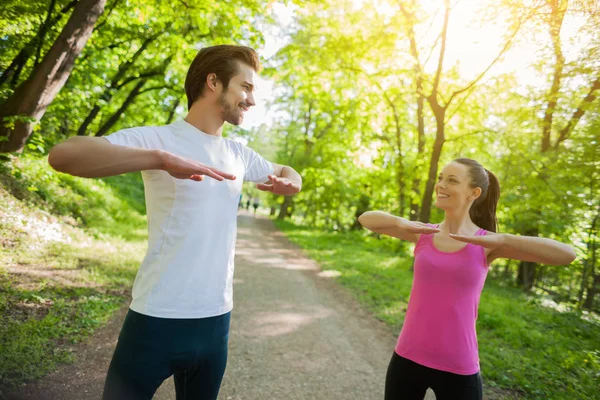 Casal Está Exercitar Parque Estão Esticar Corpos — Fotografia de Stock