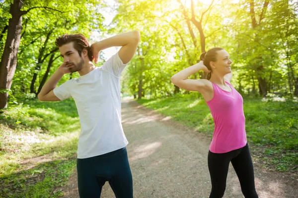 Casal Está Exercitar Parque Estão Esticar Corpos — Fotografia de Stock