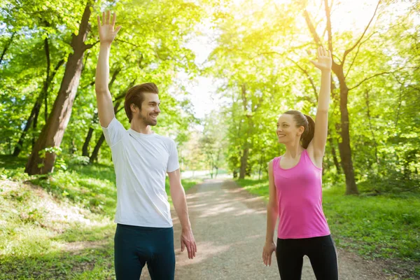 Çift parkta egzersiz olduğunu. Onlar organları germe.