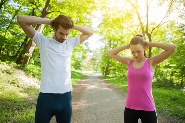 Pareja Está Haciendo Ejercicio Parque Están Estirando Cuerpos —  Fotos de Stock