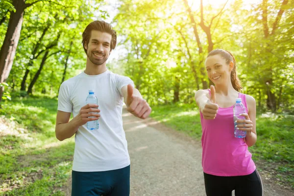 Pareja Joven Haciendo Ejercicio Parque Están Bebiendo Agua —  Fotos de Stock