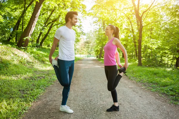 Couple Exercising Park Stretching Bodies — Stock Photo, Image