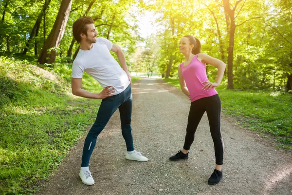 Çift parkta egzersiz olduğunu. Onlar organları germe.