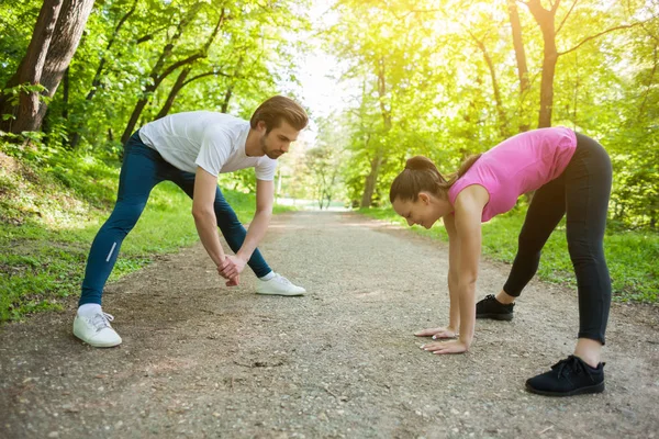 Çift parkta egzersiz olduğunu. Onlar organları germe.
