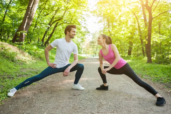 Çift parkta egzersiz olduğunu. Onlar organları germe.