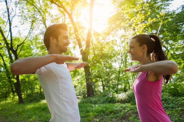 Pareja Está Haciendo Ejercicio Parque Están Estirando Cuerpos — Foto de Stock