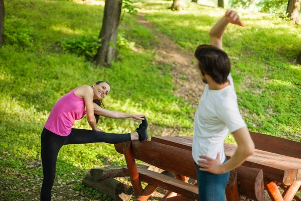 Pár Cvičení Parku Oni Jsou Protažení Těla — Stock fotografie