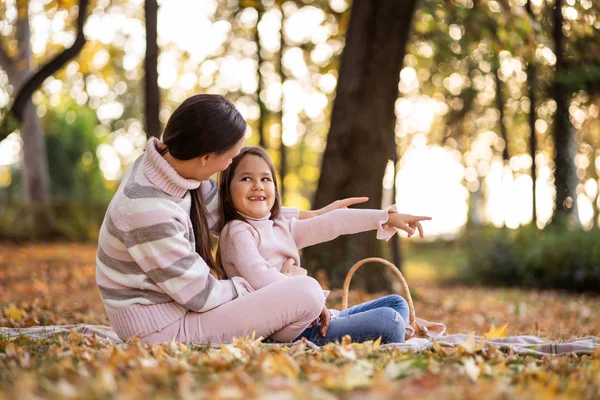 公園で秋を楽しむ母と娘 — ストック写真