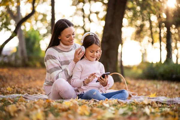 Mor Och Dotter Enjoyng Höst Parken Lyssnar Musik Hörlurar — Stockfoto