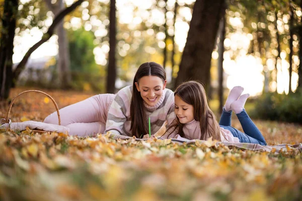 Madre Hija Disfrutando Del Otoño Parque Niña Está Dibujando — Foto de Stock