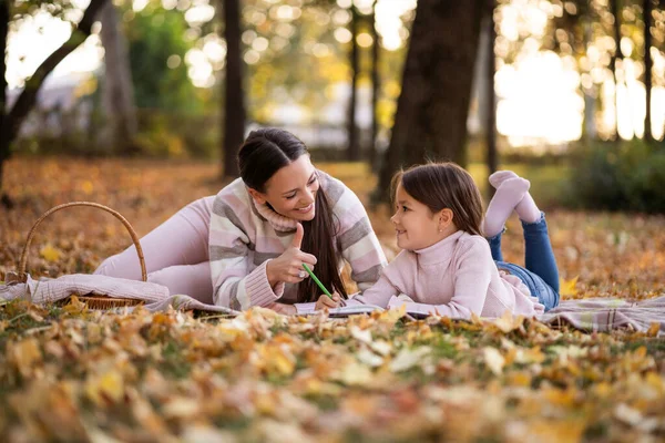 Madre Hija Disfrutando Del Otoño Parque Niña Está Dibujando — Foto de Stock