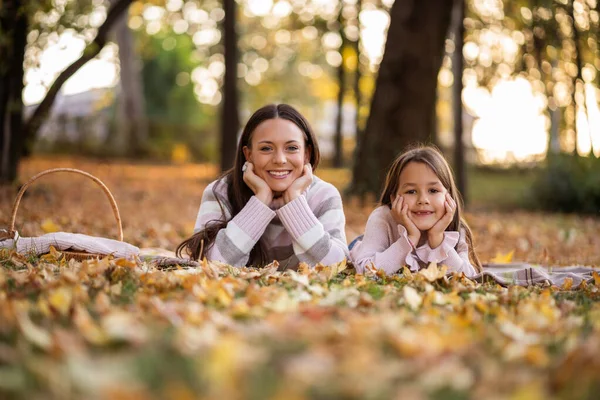 Mor Och Dotter Njuter Hösten Parken — Stockfoto