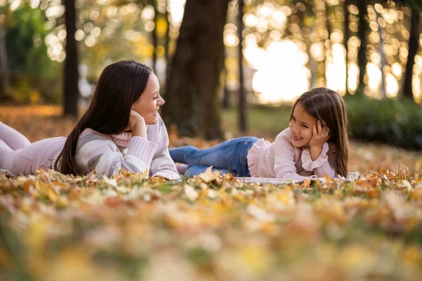 Mutter Und Tochter Genießen Herbst Park — Stockfoto