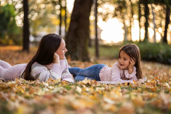 Мать Дочь Наслаждаются Осенью Парке — стоковое фото