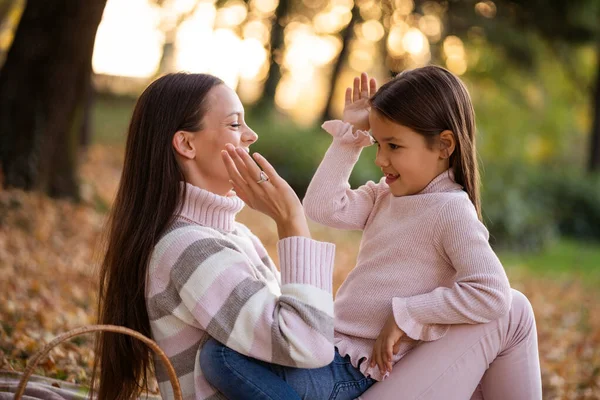 Madre Hija Disfrutando Del Otoño Parque — Foto de Stock