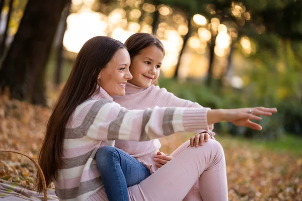 Mor Och Dotter Njuter Hösten Parken — Stockfoto