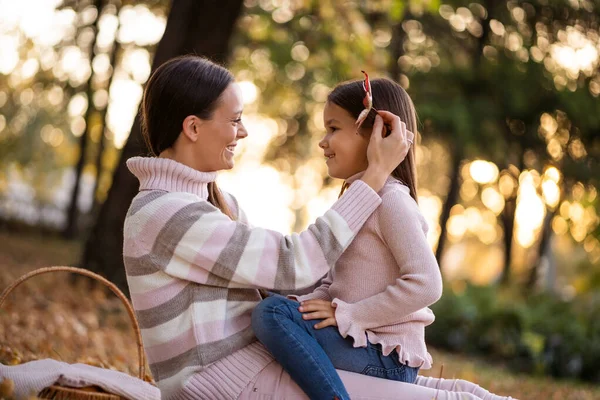 Madre Hija Disfrutando Del Otoño Parque — Foto de Stock