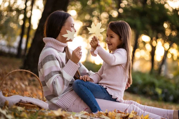 妈妈和女儿在公园里享受秋天 — 图库照片