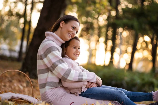 Mother Daughter Enjoying Autumn Park — Stock Photo, Image