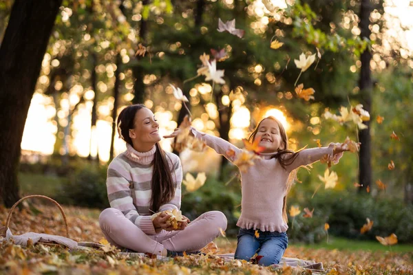 Madre Hija Disfrutando Del Otoño Parque — Foto de Stock