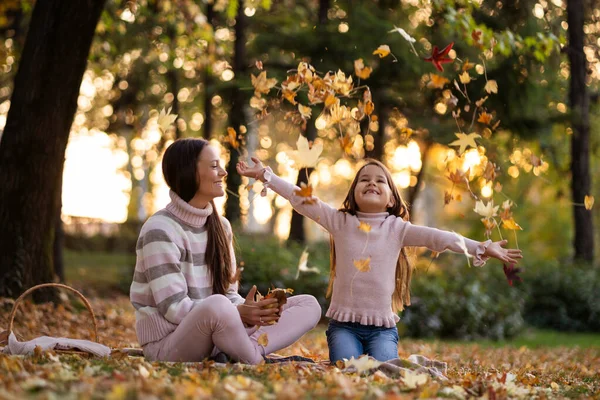Mãe Filha Desfrutando Outono Parque — Fotografia de Stock