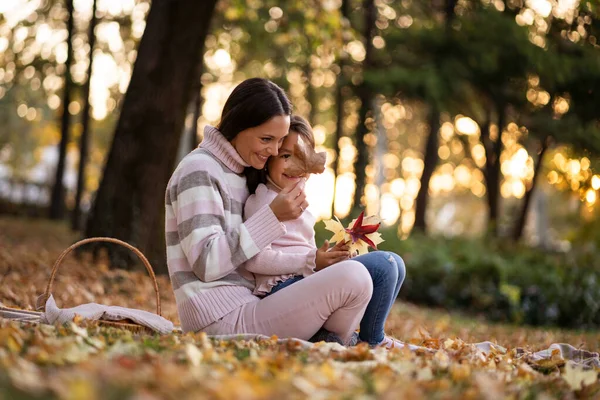 Madre Hija Disfrutando Del Otoño Parque — Foto de Stock