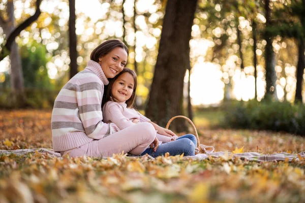 Matka Dcera Užívají Podzim Parku — Stock fotografie