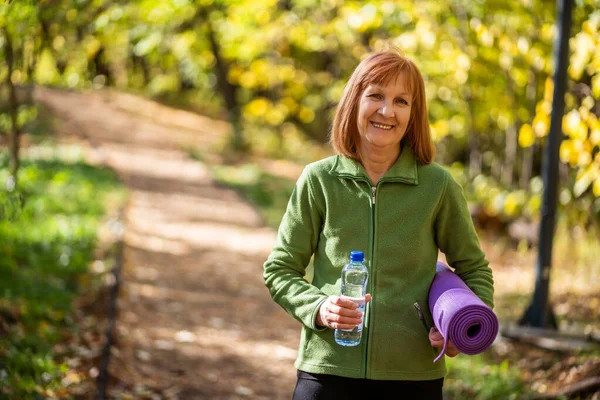 Mulher Sênior Feliz Está Pronta Para Exercitar Parque — Fotografia de Stock