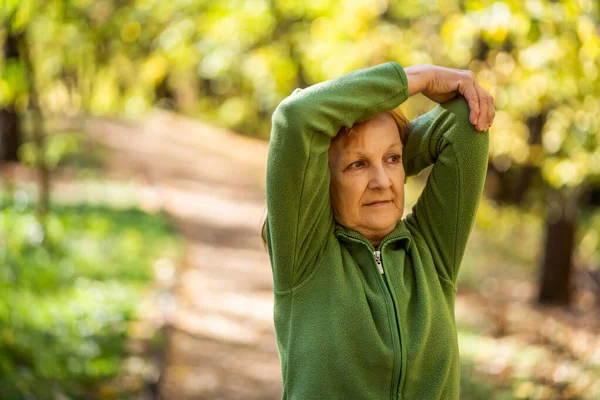 Mulher Sênior Está Exercitando Parque Dia Ensolarado — Fotografia de Stock