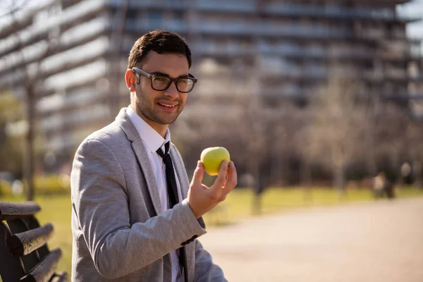 Молодий Бізнесмен Їсть Яблуко Парку Після Роботи — стокове фото
