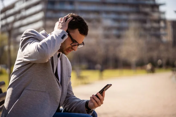 Jeune Homme Affaires Utilise Smartphone Dans Parc — Photo
