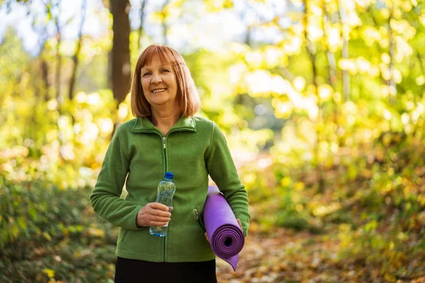 Mulher Sênior Feliz Está Pronta Para Exercitar Parque — Fotografia de Stock