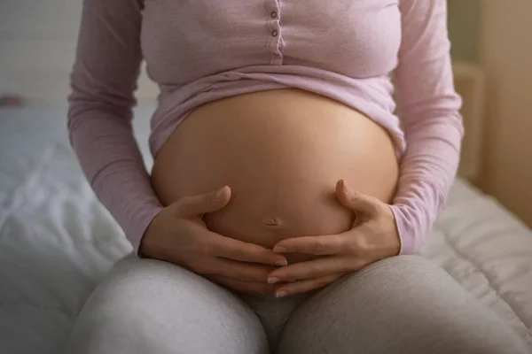 Gravid Kvinna Som Håller Magen Och Slappnar Hemma — Stockfoto