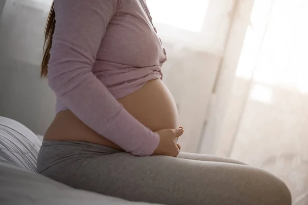 Mujer Embarazada Sosteniendo Estómago Relajándose Casa —  Fotos de Stock
