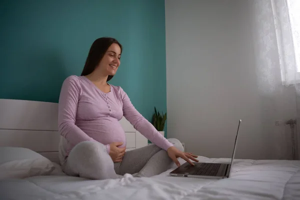 Glückliche Schwangere Frau Entspannt Hause Sie Benutzt Laptop — Stockfoto