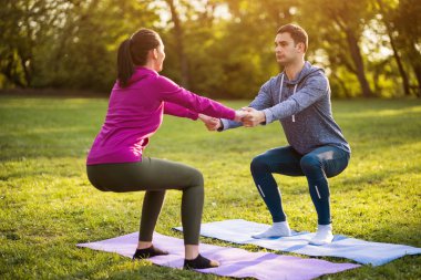 Çift parkta egzersiz yapmakta. Siyatik kurtarma için egzersiz.