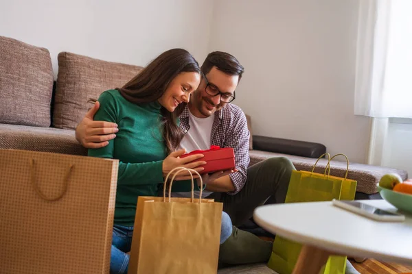 Gelukkig Paar Deelt Geschenken Hun Huis — Stockfoto