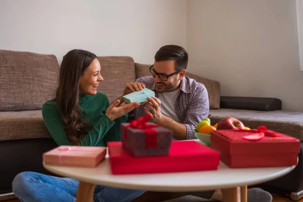 Gelukkig Paar Deelt Geschenken Hun Huis — Stockfoto