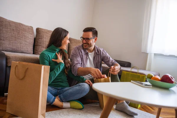 Pareja Feliz Está Compartiendo Regalos Casa — Foto de Stock